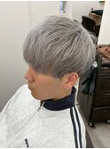 ホワイトシルバー　ブリーチ フェードカット バーバースタイル
