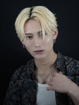 ベーア(Bar) ホワイトブロンド毛流れフェザーショート韓国風