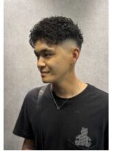 ピンパーマ×フェードで際立つ個性