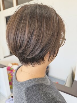 エミュ(emu.) 【絶壁解消ショート】＋【ナチュラル白髪ぼかし】