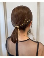 メルク ユニ(merc.uni)&nbsp;金箔をプラスしたタイトポニーヘアアレンジ◎0308