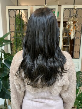 フラット 千葉(Flat.) ブリーチなし、暗めラベンダーアッシュ、コテ巻き【千葉】