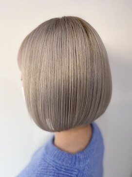 エルバイラビス 大宮(elu by lovis) ホワイトグレー/ボブスタイル/グレーベージュ/似合わせカット