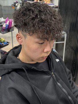 イーラ(era) 前下がりマッシュフェード刈り上げスパイラルパーマ