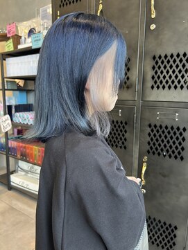 アチーブリス(achieve Liss) ハイトーンダブルカラーネイビー艶カラー×外ハネ小顔ロブ