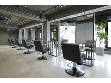 カート バイ デコ(Kurt by DECO)の雰囲気（グレーを基調とした店内）