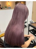 透明感溢れるラベンダーカラーで艶髪ロング