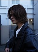 ラフな質感が◎スパイラルパーマ×センターパート