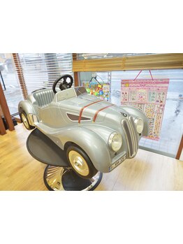 お子様専用カーチェア◎DVDのご用意もあるので美容院デビューのお子様も安心してご利用いただいています！