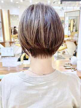 モリオ フロム ロンドン 成増店 【morio成増 芹澤】ショートボブ 白髪ぼかしハイライト