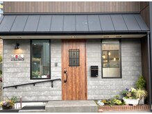 南大通りから裏手に入った古い街並みの残る通りの隠れ家的サロン