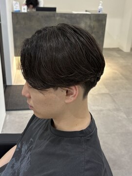 ヒュイル バイ ニアウ(Hwyl by Niau) センターパートメンズカットパーマニュアンスパーマ刈り上げ