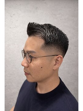 ワンワンオー バーバーショップ 長浜店(@110 BARBER SHOP) フェード×アップバングで清潔感と知性を演出