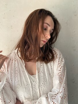 イコ(iko) ベージュ。波ウェーブ。ロブ。１