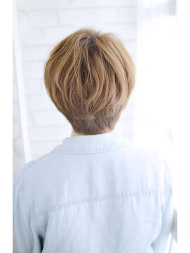 フォーハウス プラスエヌ(FOURHAUS +n) 20代30代40代　重ため無造作ショート【草津】