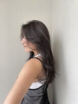 筋感のある細めハイライト外国人風オフィスで浮かないハイライト