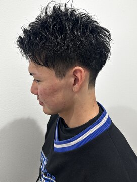 ヒュイル バイ ニアウ(Hwyl by Niau) メンズショートアップバングパーマソフトツイストパーマ刈り上げ