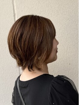 ロイ(Roy)の写真/【明石駅徒歩5分】デザイン性のある白髪ぼかしメニューが人気♪白髪を最大限に活かしたカラーを提案します*