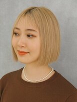 ラルジュヘアイコール(Large hair equal =)&nbsp;プラチナベージュ×ぱつっとボブ｜トレンド感満点のミニマルヘア