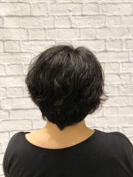 ミーティア バイ クアトロ(Meteor By QUATRO) 癖毛を活かした可愛さ満点ショートボブスタイル