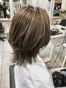 ペネロープ(Penelope) ウルフカット/ウルフレイヤー/ハイライト/外ハネ/ 担当 夕島