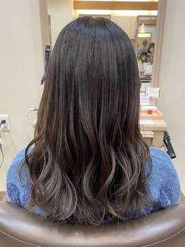 アルターリール(aL ter Rire) 黒髪/グレーベージュ/レイヤーロング/前髪パーマ /中村郁未