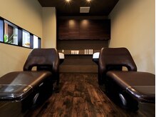 ワ ヘアー(wa-hair)の雰囲気（初めての方もリラックスできる半個室なフルフラットなスパルーム）