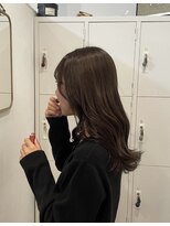 エイチ(H)&nbsp;ウルフボブ裾カラーボブウルフシルバーアッシュ天使の羽バング