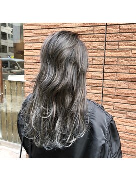 ウル(Ulu) ブルーグレー×ホワイトハイライト