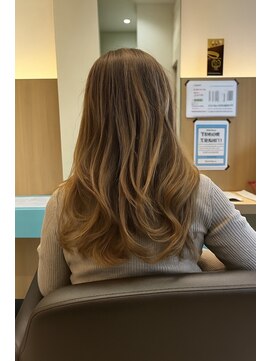 ウイバイファースト(u'i by first) 肩から少し下くらいの長さのミディアムロングヘア