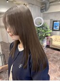 赤みを抑えたヘーゼルベージュ×ナチュラルストレート