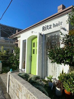 リッツヘアー(Ritz hair)の写真/◆ 白い外壁 × ライムグリーンの扉 ◆植物に囲まれた癒しのプライベートサロン[伊波バス停から徒歩1分♪]