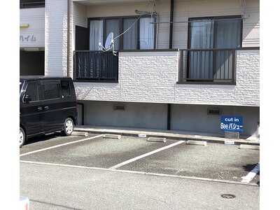 駐車場は、出水ハイムの駐車場の１番で、青い看板があります。