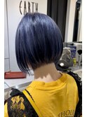 ブルー×前下がりミニボブ
