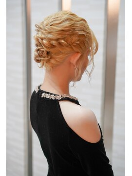 ヘアアレンジ×エレガントツイストアップ