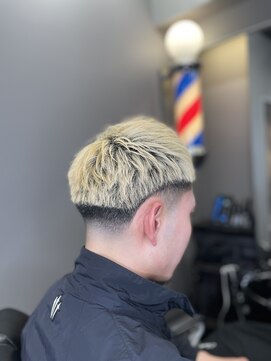バーニーズ バーバークラブ(BARNEYS BARBER CLUB) テーパーフェード