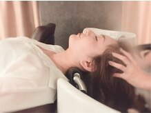 大人女性の為のこだわりヘッドスパ 『Room hair×ESTESSiMO ホリスティックヘッドスパ』をご紹介します。