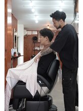 「美容室っぽさ」をいい意味で裏切る落ち着いた内装［Men’s/メンズ/眉毛/フェード/ニュアンスパーマ］