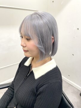 シーン(seen) 【ブルーシルバー】ホワイトアッシュグレーミニボブブリーチ