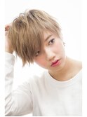 エッジィなコンパクトショート。