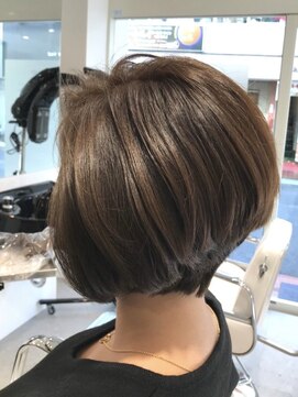 ラボトツカ(LABO totsuka) 後頭部のふくらみが素敵な前下がりボブスタイル