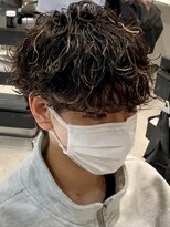 ウェイビーエフティフィフス 横浜西口(WAVEY ft.fifth)&nbsp;波巻きスパイラルメンズセンターパート前下がりツイストパーマ