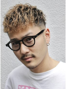 フランクスバーバー アンド ビアークラブ(FRANK'S BARBER and BEER CLUB) ツーブロックフェードソフトツイストベージュスペインカール