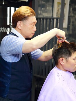 モアナ 理容室(Bar Ber Moana)の写真/【カット+白髪ぼかし¥7000】気になり始めた白髪におすすめ！白髪染めに見えないおしゃれなカラーが人気☆