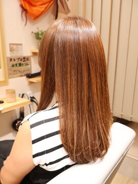 ワンアンドオンリー(One And Only) 美シルエット大人可愛い艶髪ストレートロングベージュ艶カラー