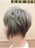 シルバーショートヘア