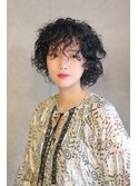 大人かわいいボブの強めくるくるパーマ