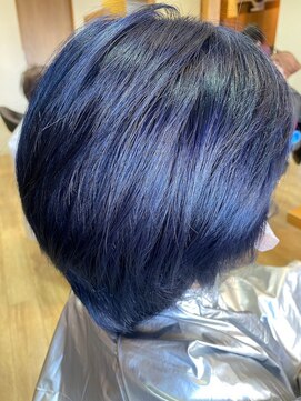 ラクヘアー 上福岡店 トレンド青紫寒色系カラー後下がりショートボブツヤ髪耳掛け小顔