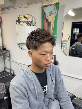 メリケンバーバーショップ フクオカ(MERICAN BARBERSHOP FUK) 波巻き束感ショートツーブロックマッシュアップバングコンマヘア