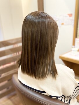 フリージア(freesia) 30代40代50代/艶髪ストレート/オリーブカラー